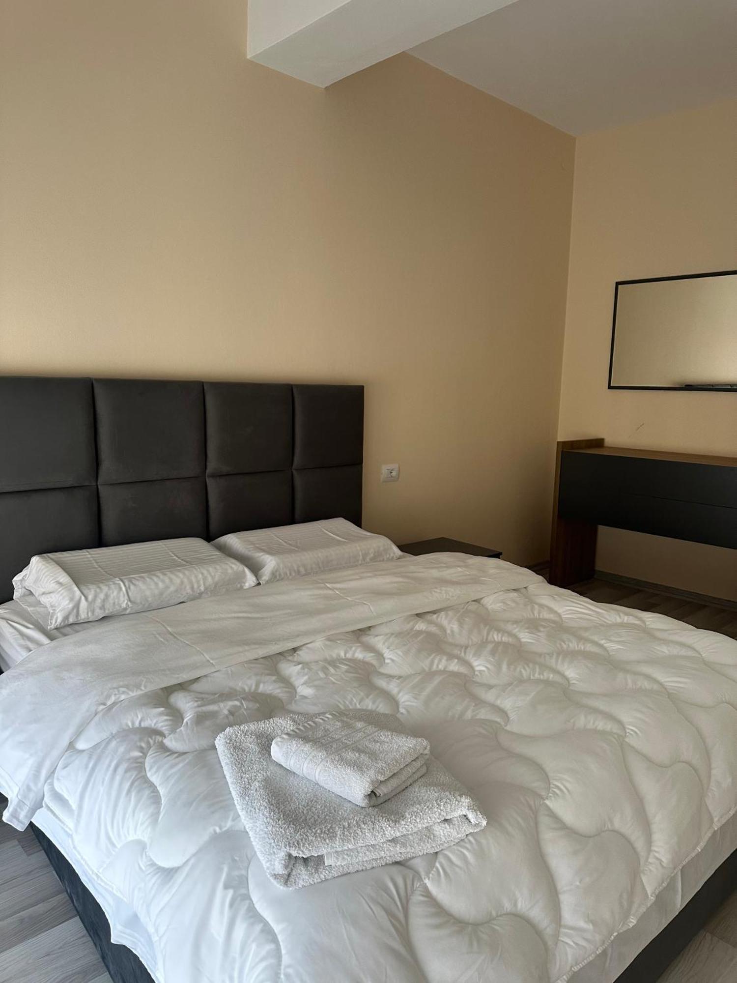 New Bazar - 2 Rooms Apartment Tirana Bagian luar foto
