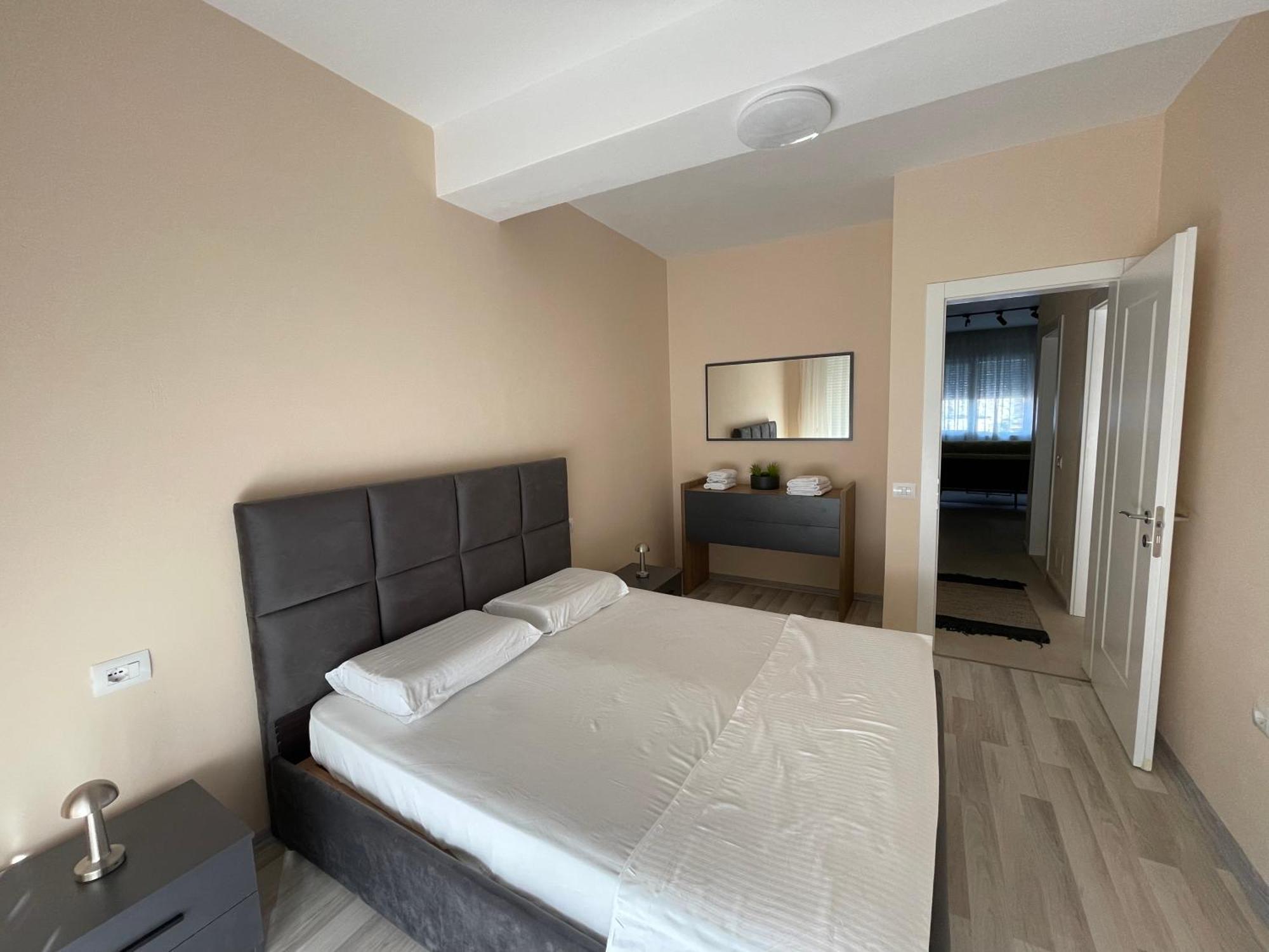 New Bazar - 2 Rooms Apartment Tirana Bagian luar foto